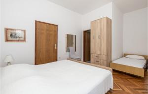 Postel nebo postele na pokoji v ubytování 3 Bedroom Nice Apartment In Barbat-Rab
