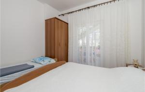 Postel nebo postele na pokoji v ubytování 3 Bedroom Nice Apartment In Barbat-Rab