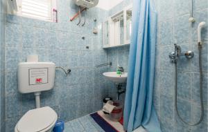 Koupelna v ubytování 3 Bedroom Nice Apartment In Barbat-Rab