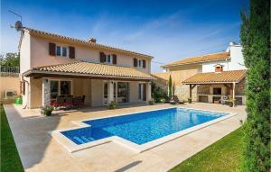een villa met zwembad voor een huis bij Villa Natasha in Ružići