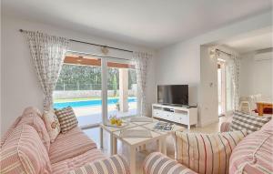 een woonkamer met een bank, een tafel en een tv bij Villa Natasha in Ružići