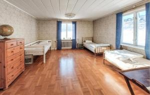 Ένα ή περισσότερα κρεβάτια σε δωμάτιο στο Nice Home In Torup With Wifi