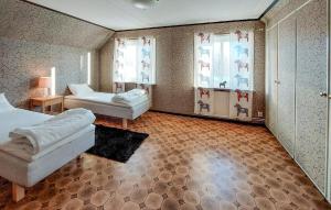 Ένα ή περισσότερα κρεβάτια σε δωμάτιο στο Nice Home In Torup With Wifi