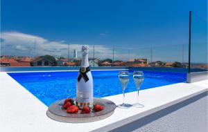 - Botella de vino y 2 copas en la piscina en Villa La Vie, en Zadar