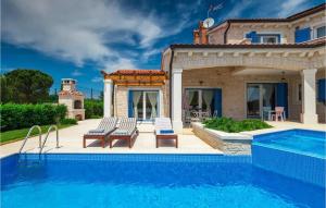 une villa avec piscine et une maison dans l'établissement Villa Torre Iv, à Poreč