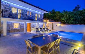 una casa con piscina e tavolo e sedie di Villa Vele Skale a Jadranovo Altre 28 foto