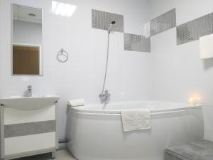 Koupelna v ubytování Sherlock Hotel + 37 fotografií