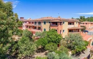 オロゼーイにあるQuadriの前に木々がある大きな建物 +12枚の写真