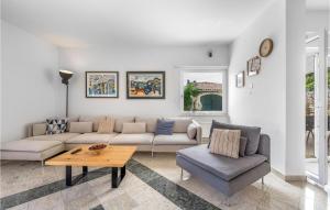 ein Wohnzimmer mit Couch und Tisch in der Unterkunft Amazing Apartment In Murter With Wifi in Murter + 11 Fotos