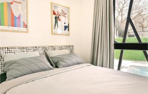 una camera da letto con un letto e una finestra di Villa Barcolana a Poreč (Parenzo)