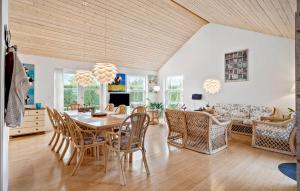 FrørupNice Home In Frørup With Wifi的一间带桌椅的餐厅和客厅