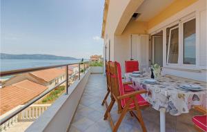 stół na balkonie z widokiem na ocean w obiekcie Apartment Komoseva I w mieście Mali Iž +24 zdjęcia
