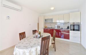 Kuchyňa alebo kuchynka v ubytovaní Two-Bedroom Apartment In Stanici