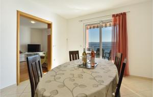 Televízia a/alebo spoločenská miestnosť v ubytovaní Two-Bedroom Apartment In Stanici