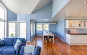 Vakaにある5 Bedroom Lovely Home In Ølensvågの青い壁のリビングルーム(青いソファ付)
