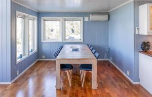 Vakaにある5 Bedroom Lovely Home In Ølensvågの木製のテーブルと椅子のあるダイニングルーム