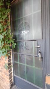 una porta con una finestra con un cartello sopra di Wooden Creek Estate a Kempton Park