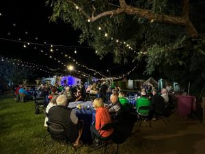 un groupe de personnes assises à une table le soir dans l'établissement Club Boutique Hotel Cunnamulla, à Cunnamulla 269 autres photos