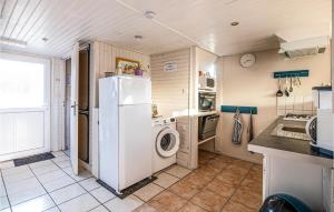 una cocina con nevera y lavadora en Awesome Home In Criquetot-L'esneval, en Criquetot-lʼEsneval