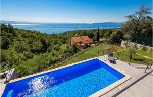 - une piscine avec vue sur une maison dans l'établissement Villa Ziganto, à Opatija