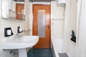 Koupelna v ubytování Bellavista - Residence in Barzio center near free ski shuttle