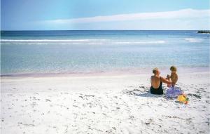 オロゼーイにあるTriloの海に腰掛けている男子