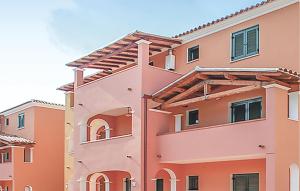 オロゼーイにあるTriloのオレンジ・ホワイトの建物