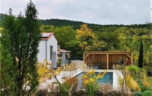 una casa con piscina en un jardín en Villa Milaella, en Motovun