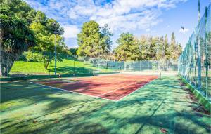 Tenis alebo squash v ubytovaní Gorgeous Apartment In Estepona alebo jeho okolí