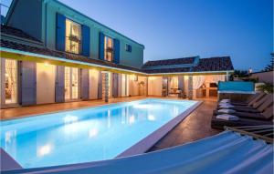 een zwembad in de achtertuin van een huis bij Villa Mek in Zadar