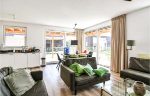 una sala de estar con un sofá y una mesa en Maroma Regal, en Kamperland