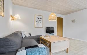 ein Wohnzimmer mit Sofa und Tisch in der Unterkunft One-Bedroom Holiday Home Skagen 04 in Skagen