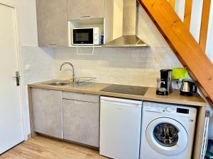 a kitchen with a washing machine and a sink at Duplex Aristide Briand 5 min gare-DABNB in Limoges