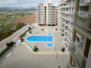desde el balcón de un edificio con piscina en Apartamentos Argenta Caleta 3000, en Peñíscola