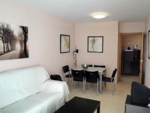 sala de estar con cama, mesa y sillas en Apartamentos Argenta Caleta 3000, en Peñíscola