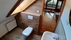 baño con lavabo y aseo en una casa en Haus an der Hörsel, en Fröttstädt 27 fotos más