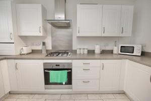 Kuchyň nebo kuchyňský kout v ubytování Clothier House - Stylish 3Bed Haven, WiFi & Driveway Parking + 19 fotografií