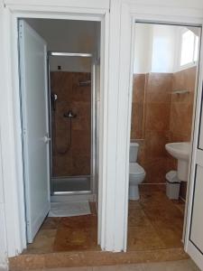 Ein Badezimmer in der Unterkunft Follow the Sun Boutique Hostel - Pool, Breakfast & Sea Views