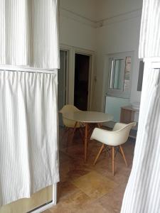 Galeriebild der Unterkunft Follow the Sun Boutique Hostel - Pool, Breakfast & Sea Views in St Julian's