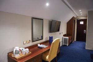 TV a/nebo společenská místnost v ubytování The George Hotel