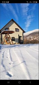 a house in the snow in front at VanMarri in Vyshka +30 photos