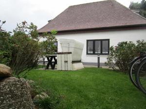 een witte stoel in de tuin van een huis bij Kiekin in Wenningstedt