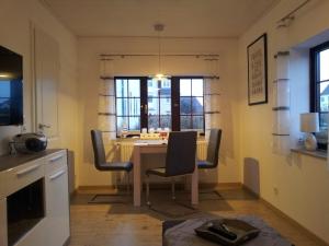 een keuken en eetkamer met een tafel en stoelen bij Kiekin in Wenningstedt