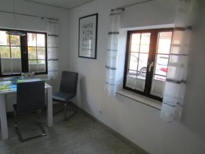 een kamer met een bureau en 2 ramen bij Kiekin in Wenningstedt