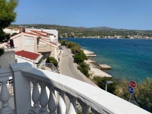 ein Blick auf das Meer vom Balkon in der Unterkunft Oktobus in Rogoznica
