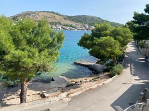 Blick auf ein Gewässer mit Bäumen in der Unterkunft Oktobus in Rogoznica