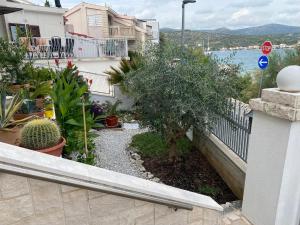 einen Balkon mit Bäumen und Pflanzen auf einem Gebäude in der Unterkunft Oktobus in Rogoznica
