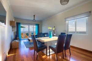 カニコにあるVilla Araújo da Costa by Holiday Rental Madeiraのテーブルと椅子のあるダイニングルーム