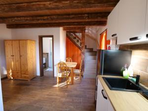 Kuchyň nebo kuchyňský kout v ubytování Apartmány 13 Chata