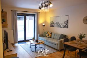 Posezení v ubytování ENJOYHARRACHOV Atraktivní klidné studio 3 v centru Harrachova s parkováním, velkou terasou, Wifi-WLAN, SAT zdarma, možností dobíjení auta, výhledem do zahrady a na romantický kostelík